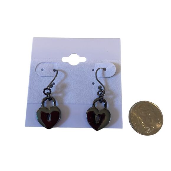 Gun Metal Gray Heart Lock Dangle Earrings. - Picture 5 of 5